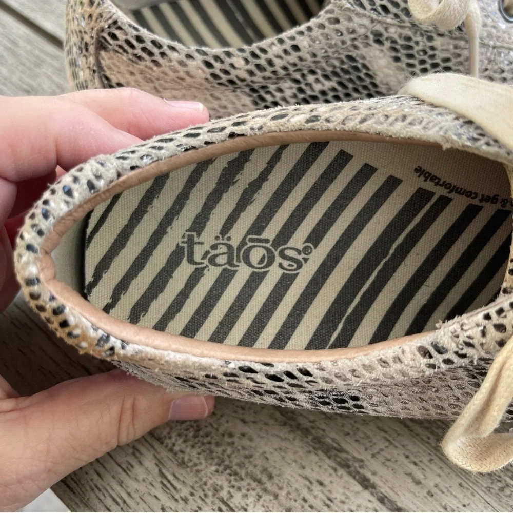 Taos Onwards Lace Up Snakeskin Pattern Leather Sneakers Women Size 9.5